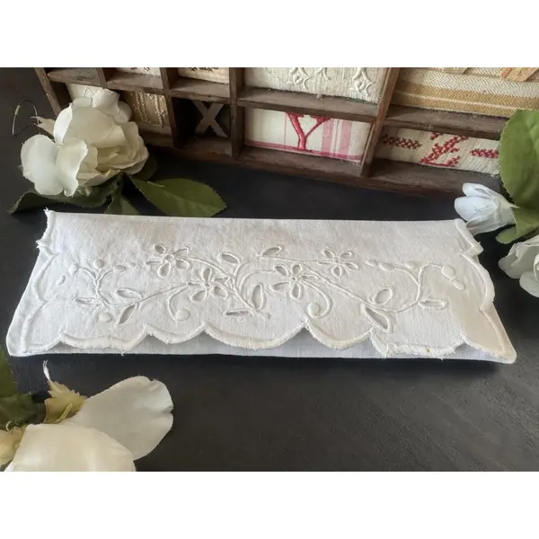 ** pochette ancienne / coussin de lavande " fleurs " ** coton , broderie main