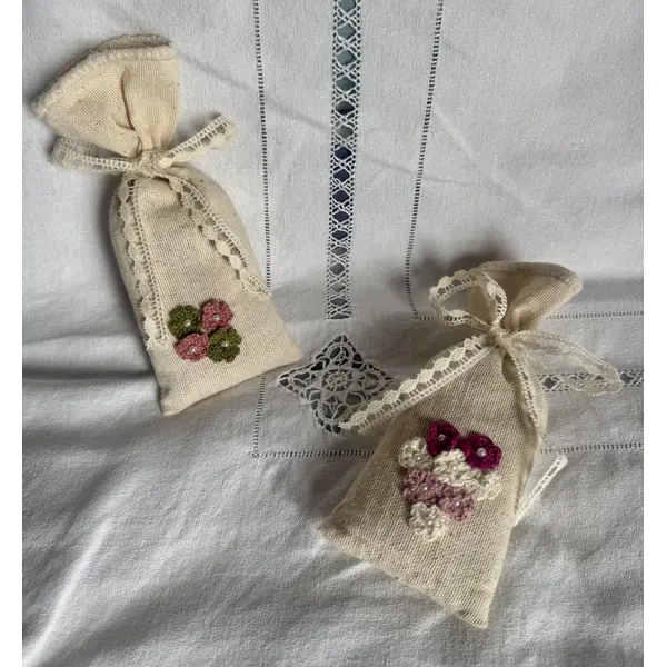 ** sachet de lavande fleuri chic rose / vert ** dentelle, fleurs, perles