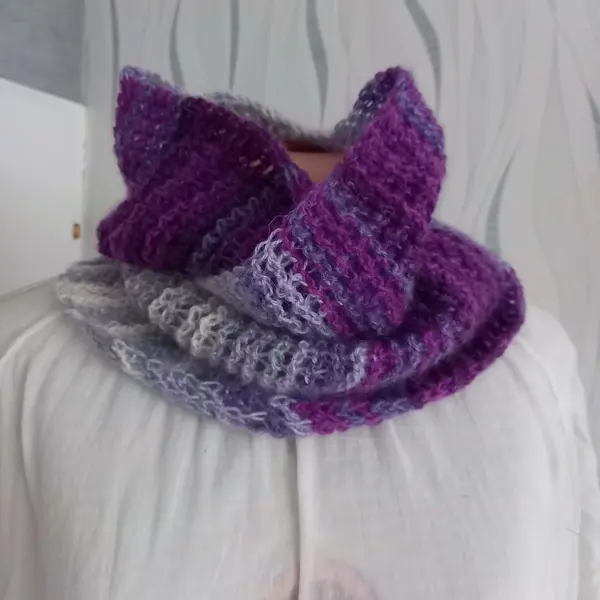 Tour de cou femme en laine grise et violette réalisé au crochet tunisien