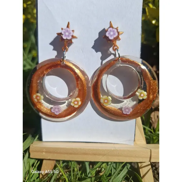 Soleil fleuri – boucles d’oreilles dorées aux accents printaniers