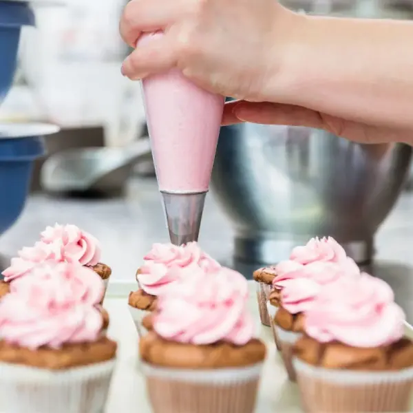 Douilles à pâtisserie (x5) et goupillon