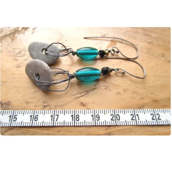 Des boucles d'oreille minimalistes petites créoles avec galets pierre de la baltique .... : "aux pays des lunes"