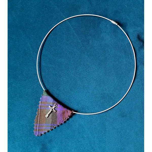 Collier triangle tissue violet, vert, tour de cou semi-rigide rose très pale, croix en métal argenté, fermoir à vise métal argenté