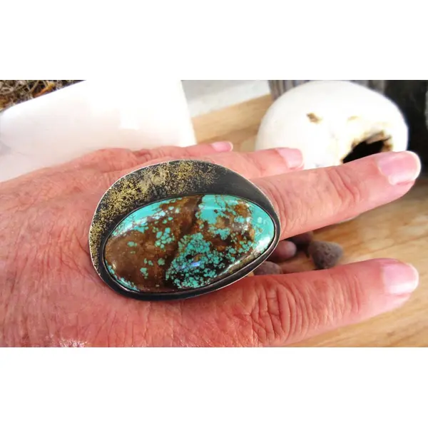 Une bague argent massif 925 avec pépites d'or et un splendide cabochon rare turquoise mine 8 .... pour le côté vintage !!!!