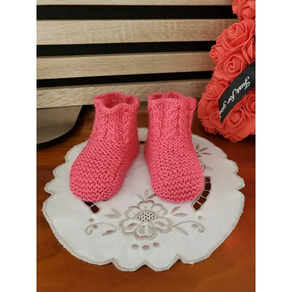 Chaussons torsades nouveau-né rose groseille tricot fait main, laine spéciale layette pour bébé - 0 à 3 mois