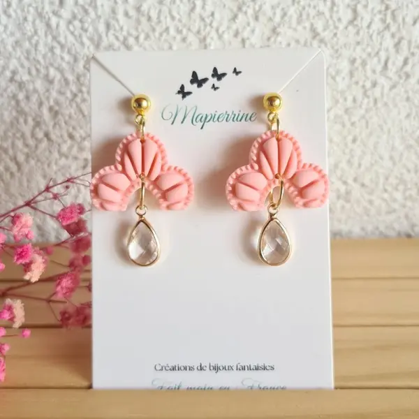 Boucles d’oreilles artisanales en pâte polymère rose avec breloque goutte en verre