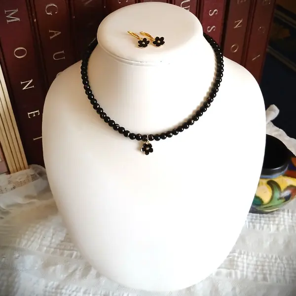 Collier ras du cou en perles noires et pendentif fleur émaillée