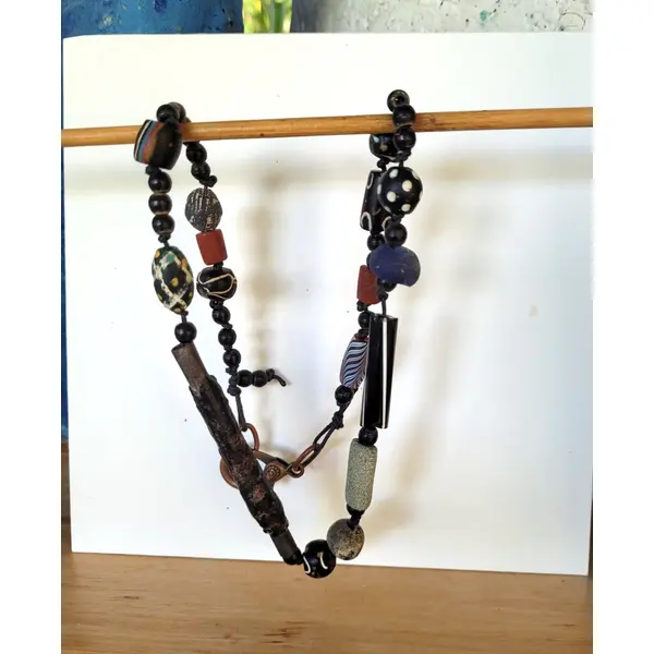 Un collier unisexe de légendes avec perles africaines rares de collections: "des etats de grâce "