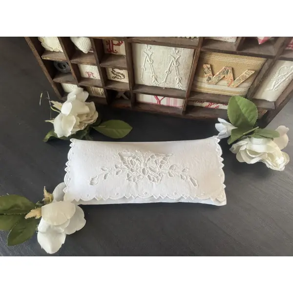 ** pochette ancienne / coussin de lavande " papillon " ** coton , broderie main