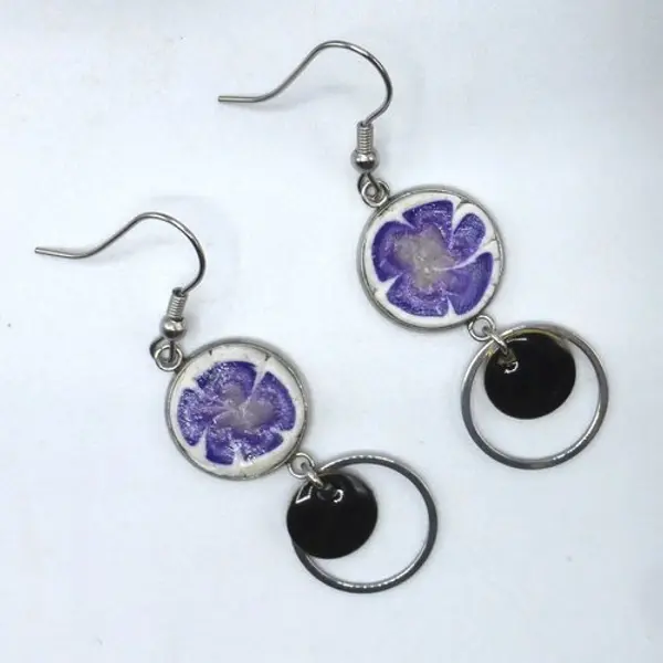 Boucles d'oreilles fleur violet mauve blanc noir en pâte polymère