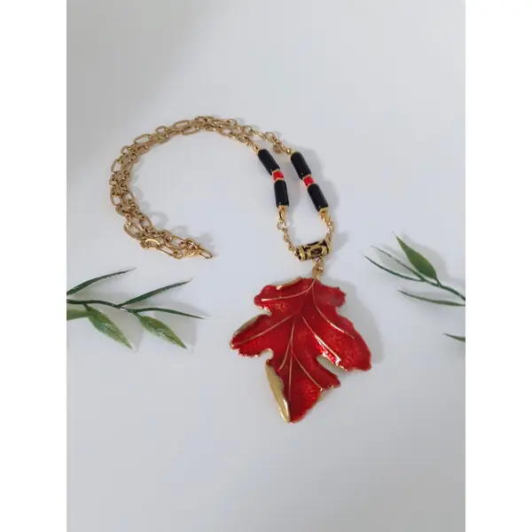 Collier sautoir d'automne, pendentif feuille de chêne rouge, chaine fantaisie. bijou à offrir, pour elle.