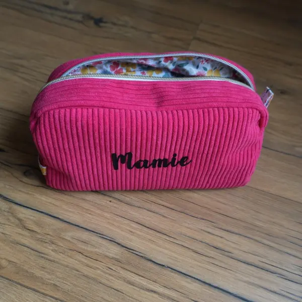 Trousse de toilette framboise personnalisée en velours côtelé avec prénom