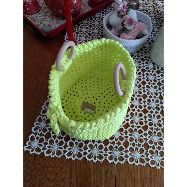 Panier jaune neuf au crochet fait main