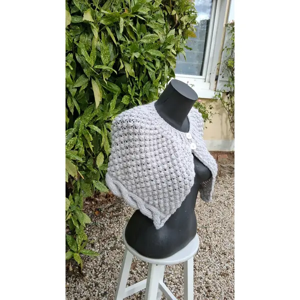 Chauffe epaules gris pale ricote mains