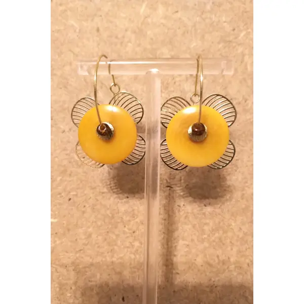 Boucles d'oreilles ivoire végétal jaune safran , acier inoxydable doré , perle rocaille .