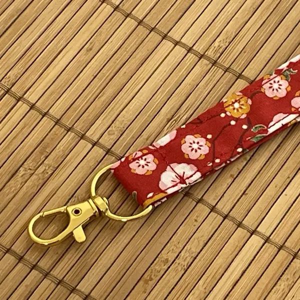 Porte-clés lanière rouge à fleurs