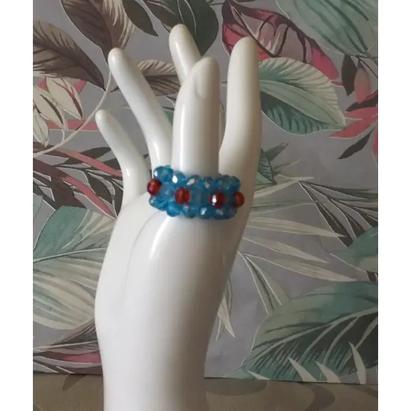 Magnifique bague en perles à facettes en verre