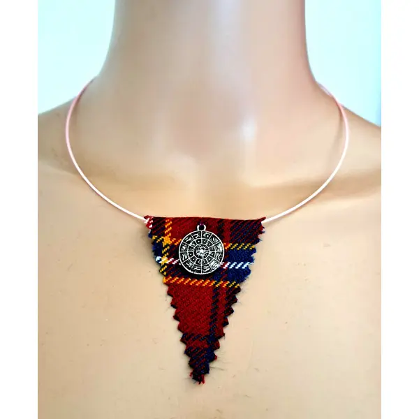 Collier triangle tissue bordeaux, jaune, turquoise, tour de cou semi-rigide rose très pale, médaillon métal argenté, fermoir à vise