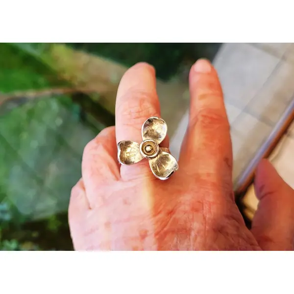 Côté vintage : une bague artisanale en argent massif 925 avec des fleurs stylisées de muguet épanoui ...