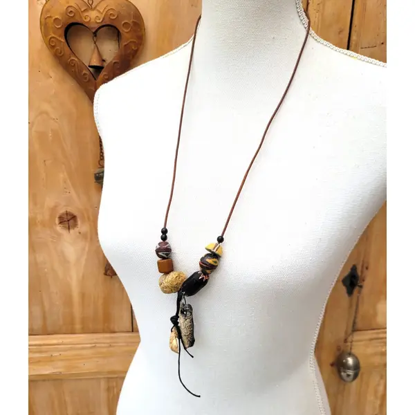 Un collier grigris minimaliste, unisexe et nature avec ces rares coquilles de mauritanie .. : "comme des echos de sables"