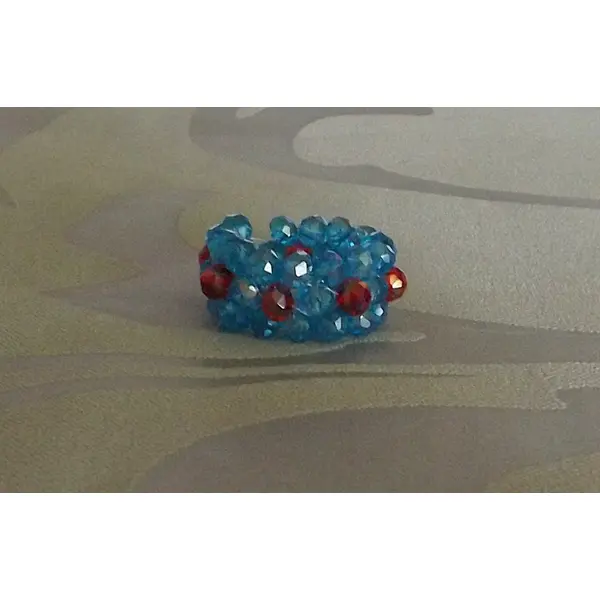 Magnifique bague en perles à facettes en verre