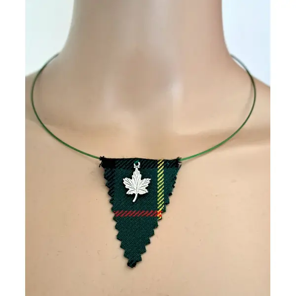 Collier triangle tissue vert, jaune, rouge, tour de cou semi-rigide vert, feuille en métal argenté, fermoir à vise métal argenté