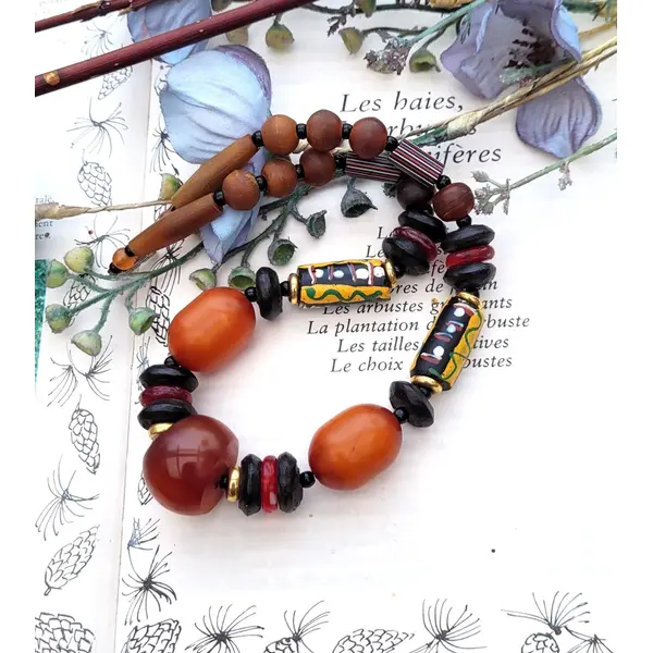 Un collier tribal ethnique avec perles vénitiennes de murano millefiori, ambre ... : "terres naturelles"