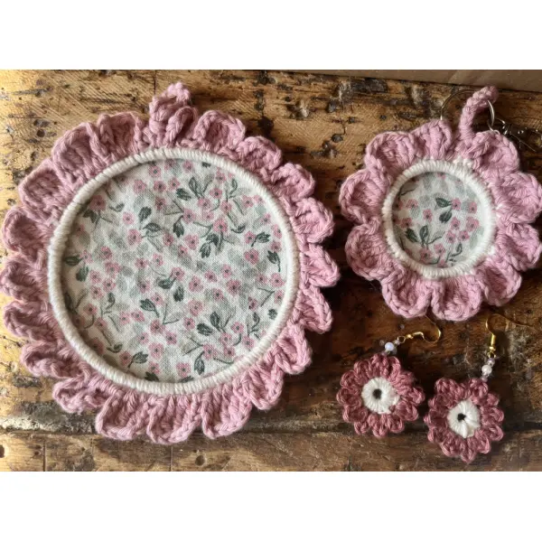 Coffret cadeau crocheté fait main — cadre photo, bijou de sac et boucles d’oreilles assortis