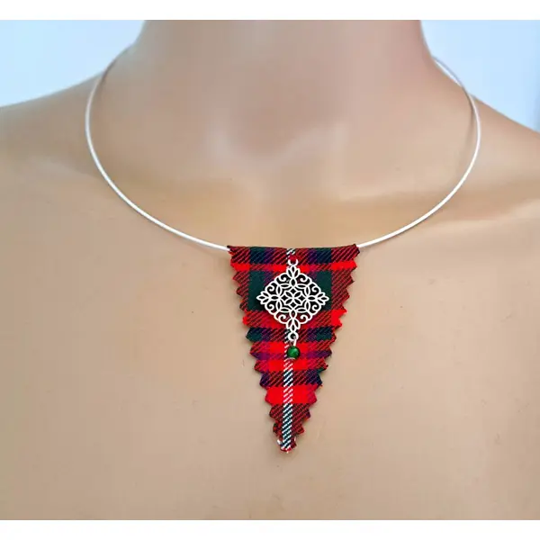 Collier triangle tissue vert, rouge, blanc, tour de cou semi-rigide blanc, rosace en métal argenté, fermoir à vise métal