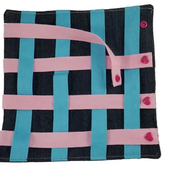 Jeu de tissage bleu et rose d'inspiration montessori