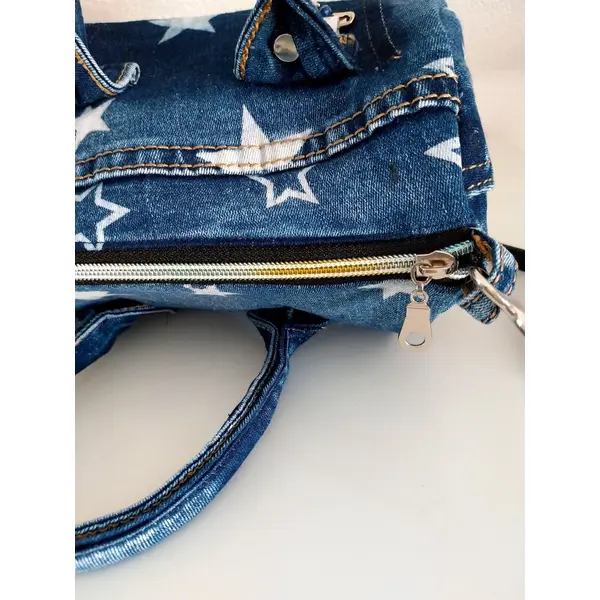 Sac minimaliste à bandoulière réglable.