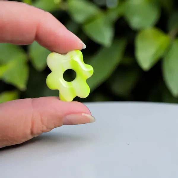Pampilles fleurs colorées en argile polymère – fait main
