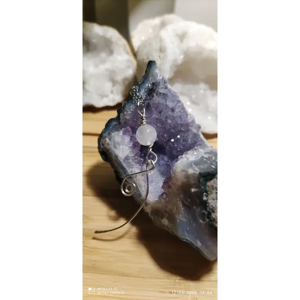 Collier mi-long et pierres d'améthystes ,et,pierre de lune