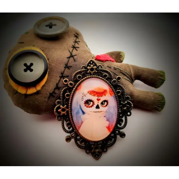 Broche talisman memento mori - portrait gothique inspiré des cabinets de curiosités.