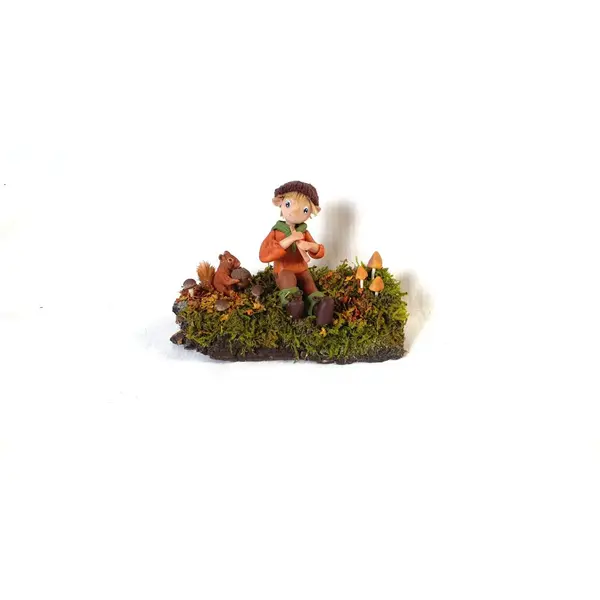 Lutin en pâte polymère, lutin et écureuil, scène féérique, figurine collection, univers forêt enchantée