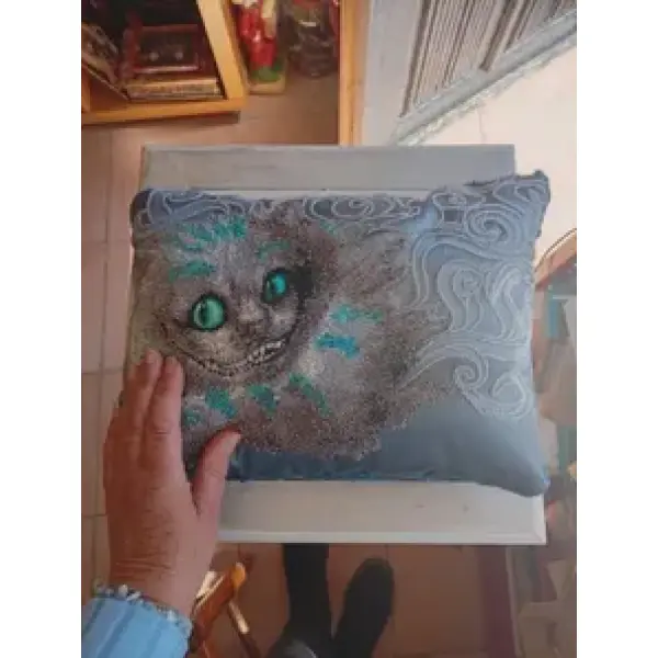 Coussin perlé "le sourire de l'invisible"