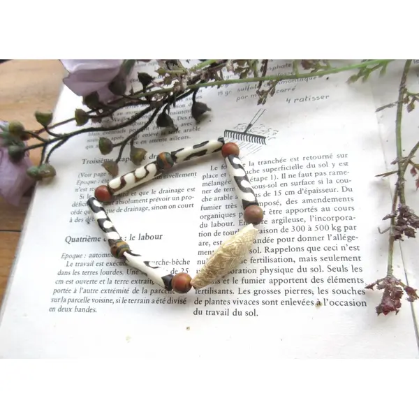 Un bracelet de type africain avec perles batik et anciennes perles en jaspe .. !!!!! : "faire rire ton coeur"