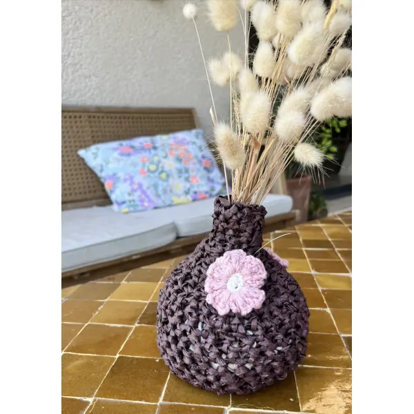 Petit vase fleuri au crochet en raphia — une petite histoire de fleurs