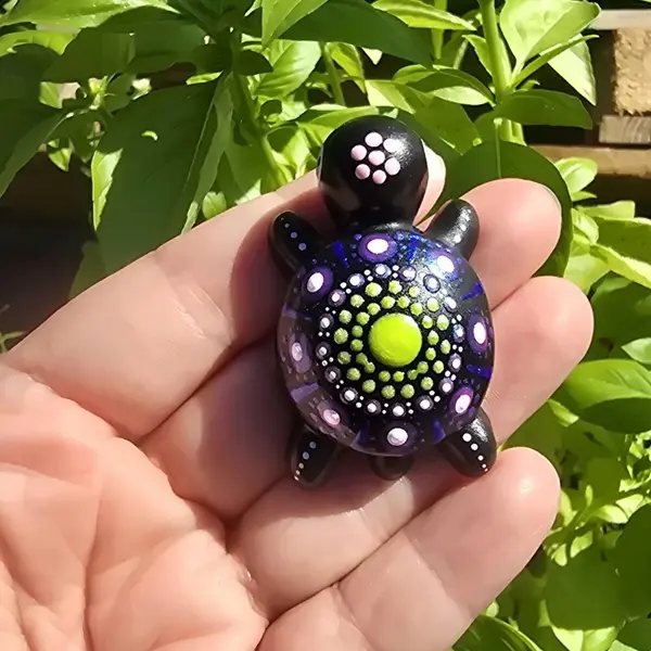 Petite tortue décorative – mandala vert et violet pailleté - peint à la main