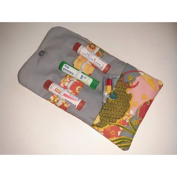 Pochette homéopathie tubes granules médicaments pharmacie housse tissu orangé fleurs japonaises anais