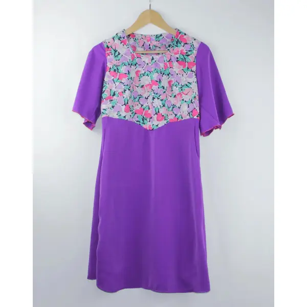 Robe trapèze artisanale violette avec empiècement fleuri