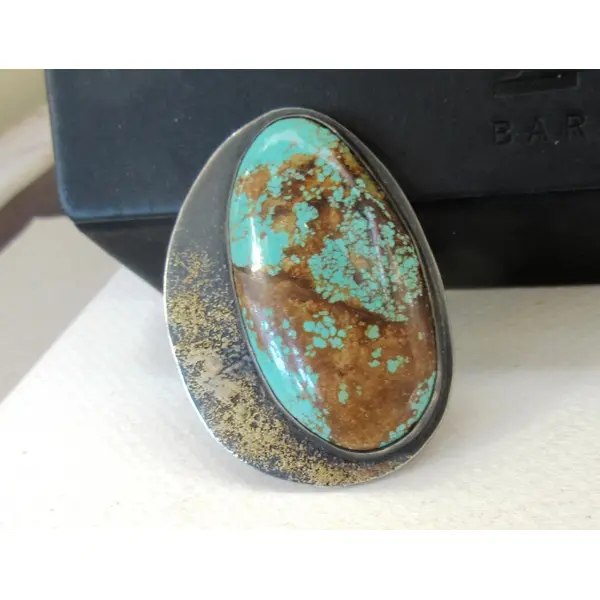 Une bague argent massif 925 avec pépites d'or et un splendide cabochon rare turquoise mine 8 .... pour le côté vintage !!!!