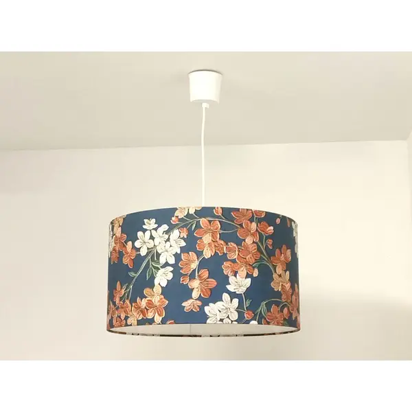 Abat-jour floral bleu marine fleurs blanches terracotta – suspension chic, déco romantique, bohème & élégante