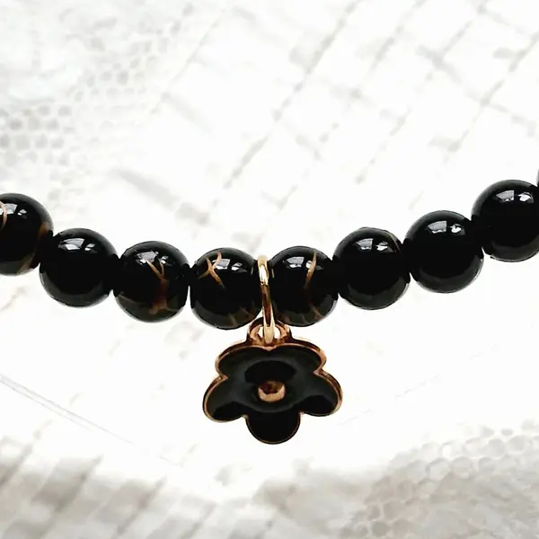 Collier ras du cou en perles noires et pendentif fleur émaillée