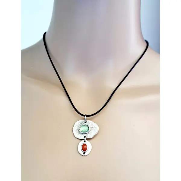 Collier pendentif cabochon vert, orange, fermoir en métal argenté, cordon en cuir noir