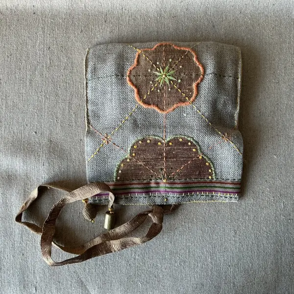 Petite trousse en lin brut et soie or et broderies.