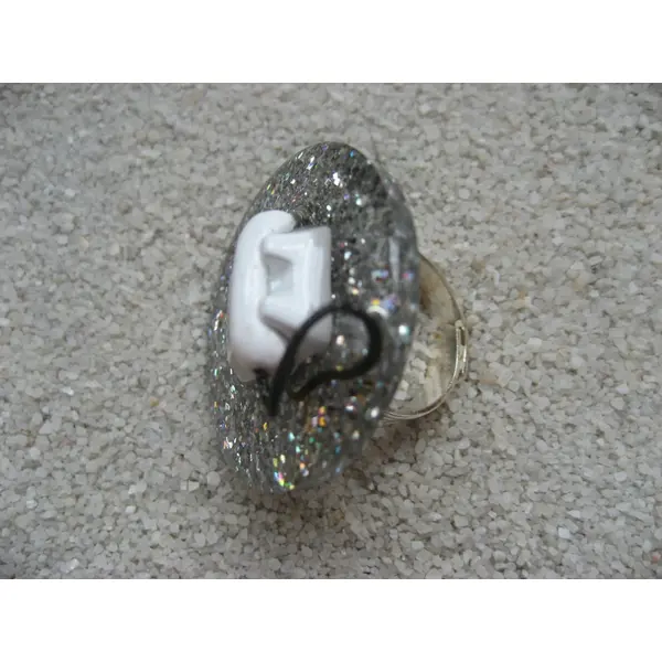 Grande bague ajustable unisexe téléphone blanc sur fond gris argenté en résine diamètre 35mm