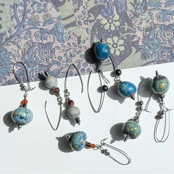 Terre originelle - boucles d'oreilles céramique raku au choix quatre modèles bleu ou vert pierres naturelles acier inoxydable