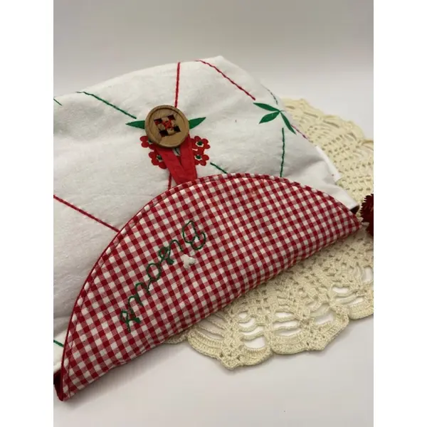 Pochette vichy recyclée – broderie "bisous"