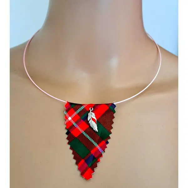 Collier triangle tissue vert, rouge, blanc, tour de cou semi-rigide rose très pale, plume en métal argenté, fermoir à vise métal